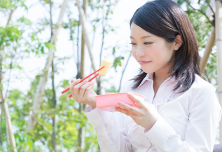 弁当を食べる女性