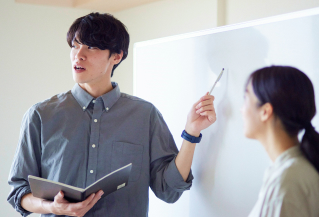 指導する講師