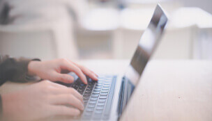 パソコンを操作してる手